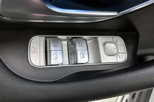 Mercedes-Benz GLE (2024) thumbnail 24