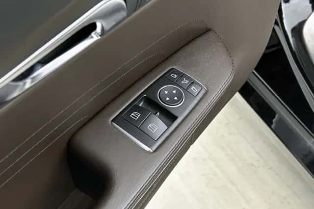 Mercedes-Benz SLS_Roadster (2013) thumbnail 30