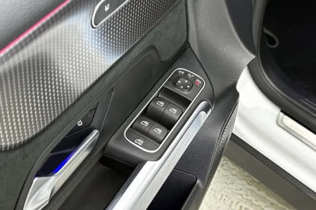 Mercedes-Benz EQB (2023) thumbnail 24