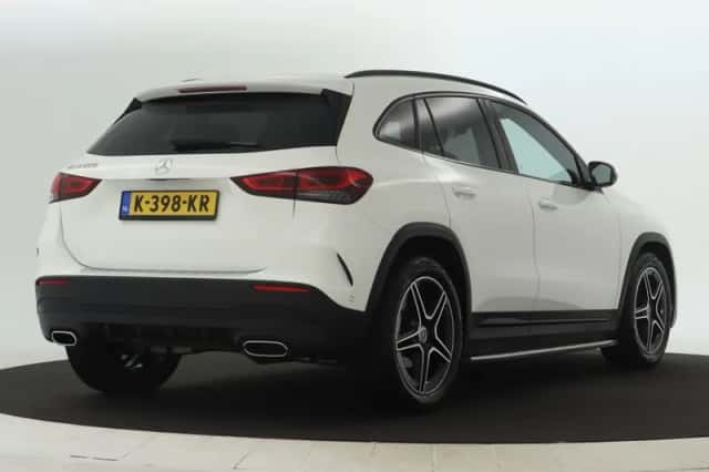 Mercedes-Benz GLA (2021) thumbnail 2