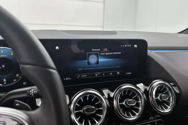 Mercedes-Benz GLA (2023) thumbnail 32