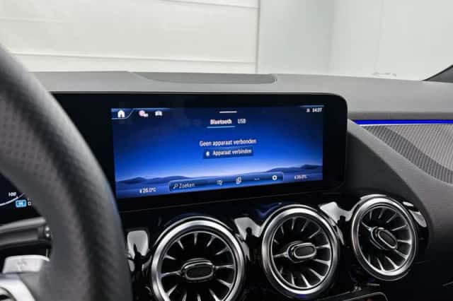 Mercedes-Benz GLA (2024) thumbnail 32