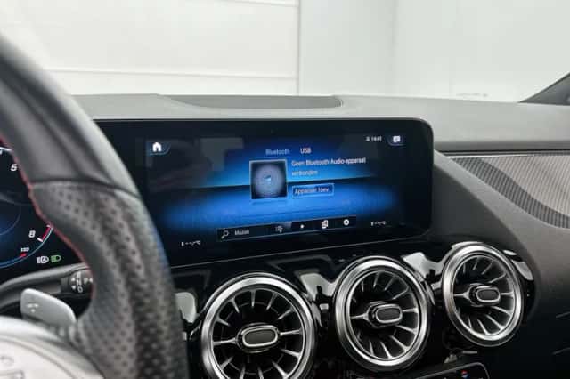 Mercedes-Benz GLA (2022) thumbnail 32