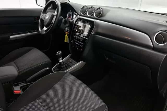 Suzuki Vitara (2023) thumbnail 6