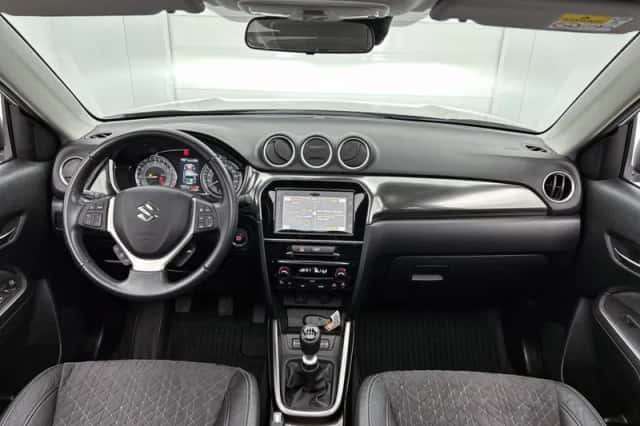Suzuki Vitara (2022) thumbnail 5