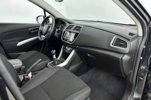 Suzuki S-Cross (2020) thumbnail 5