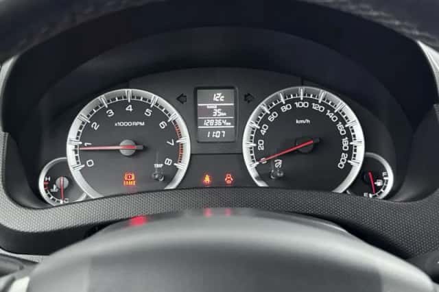 Suzuki Swift (2014) thumbnail 5