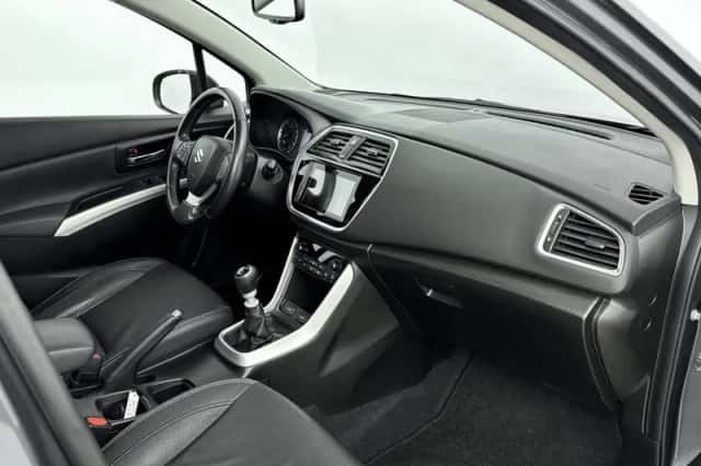 Suzuki S-Cross (2021) thumbnail 6