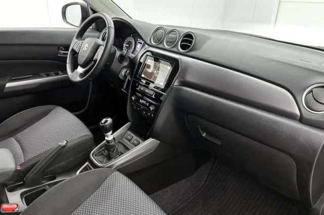 Suzuki Vitara (2023) thumbnail 6