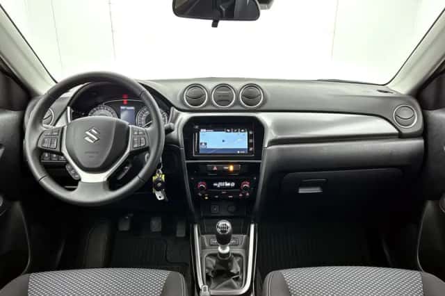 Suzuki Vitara (2023) thumbnail 4
