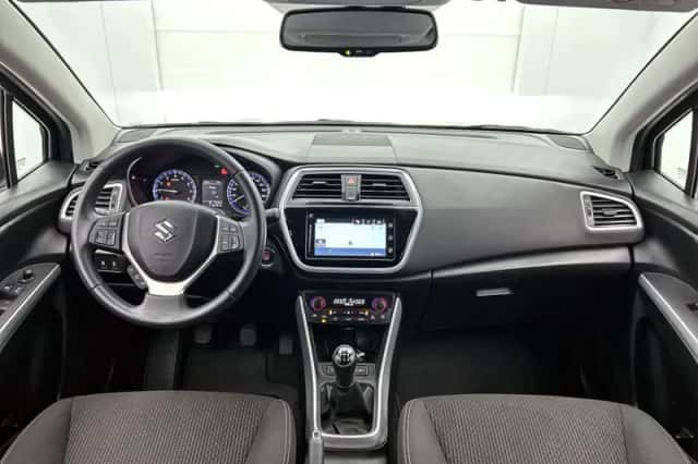 Suzuki S-Cross (2018) thumbnail 4