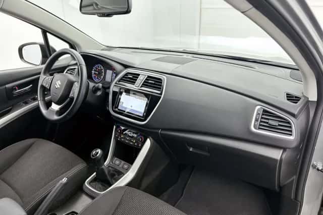 Suzuki S-Cross (2018) thumbnail 6