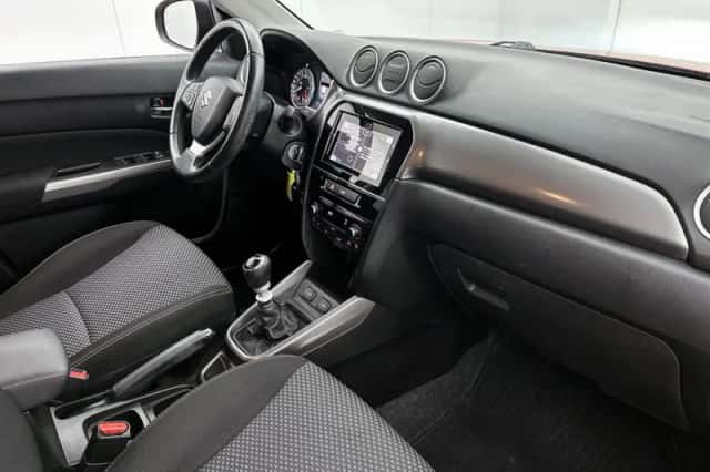 Suzuki Vitara (2021) thumbnail 6