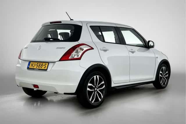 Suzuki Swift (2015) thumbnail 2