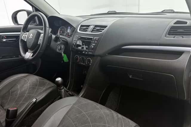 Suzuki Swift (2015) thumbnail 6