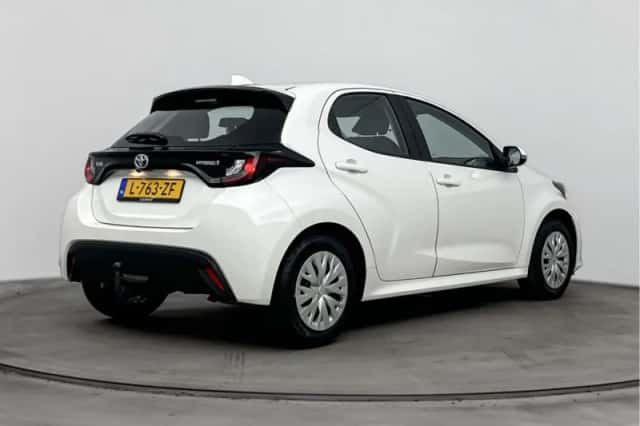 Toyota Yaris (2021) thumbnail 2