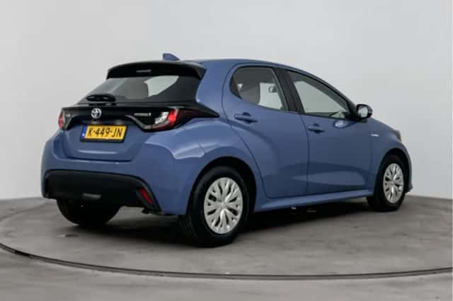 Toyota Yaris (2021) thumbnail 2