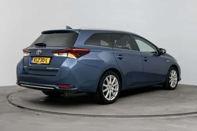 Toyota Auris (2016) thumbnail 2