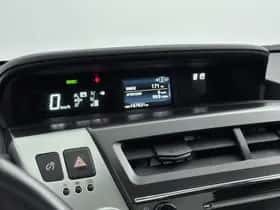 Toyota Prius (2017) thumbnail 5