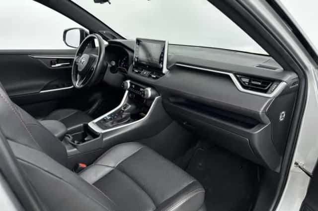 Toyota RAV4 (2021) thumbnail 6