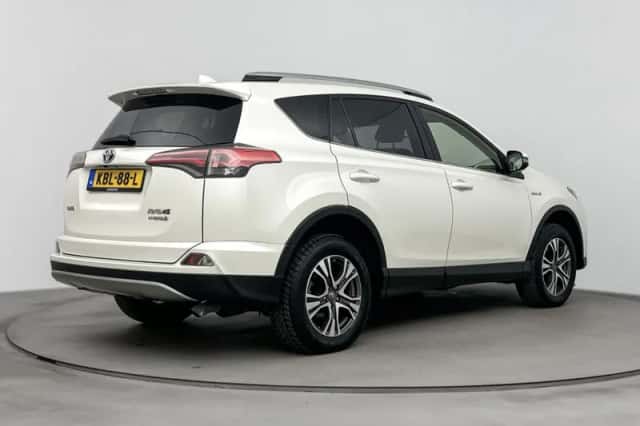 Toyota RAV4 (2017) thumbnail 2