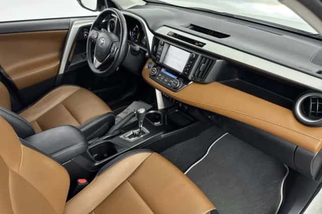 Toyota RAV4 (2017) thumbnail 6