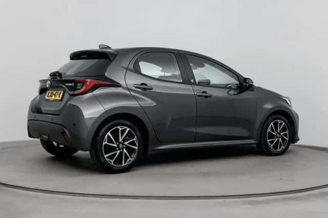 Toyota Yaris (2022) thumbnail 2