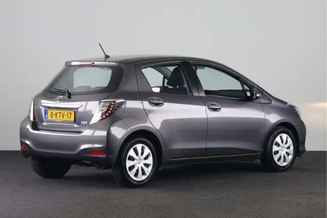 Toyota Yaris (2013) thumbnail 2