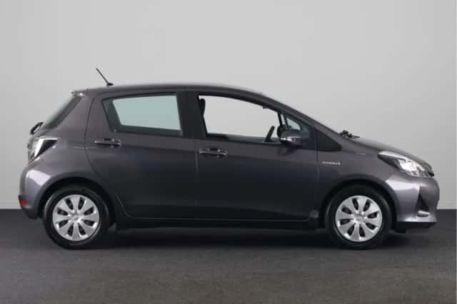 Toyota Yaris (2013) thumbnail 3