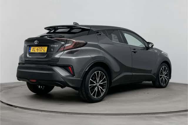 Toyota C-HR (2019) thumbnail 2