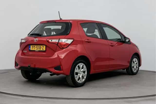 Toyota Yaris (2017) thumbnail 2