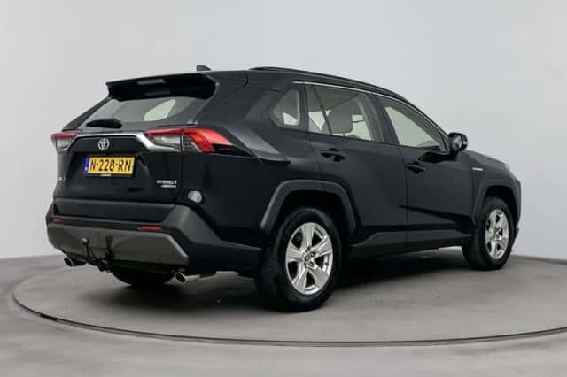 Toyota RAV4 (2021) thumbnail 2