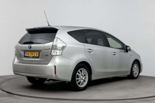 Toyota Prius (2012) thumbnail 2