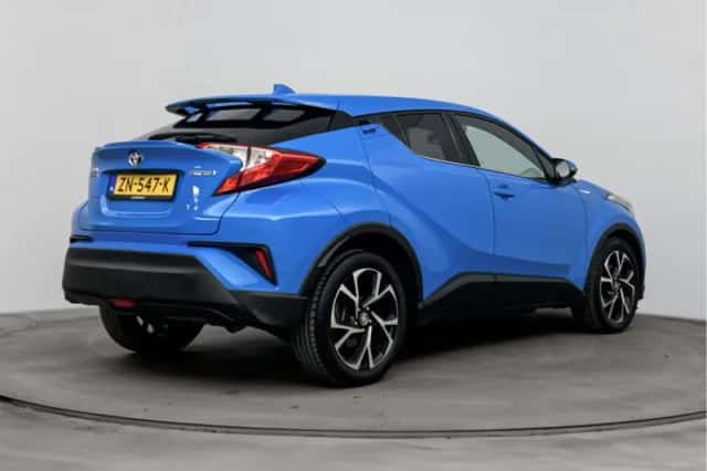 Toyota C-HR (2019) thumbnail 2