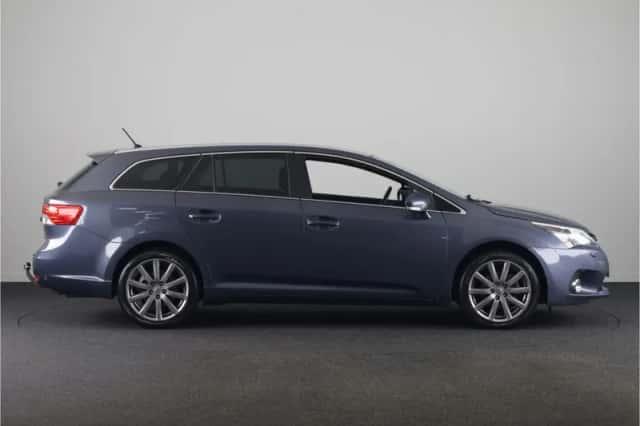 Toyota Avensis (2013) thumbnail 3