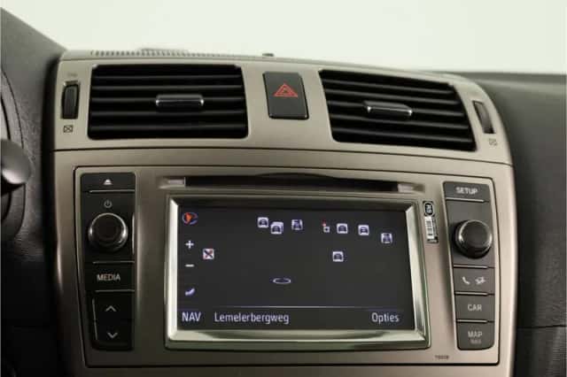 Toyota Avensis (2013) thumbnail 6