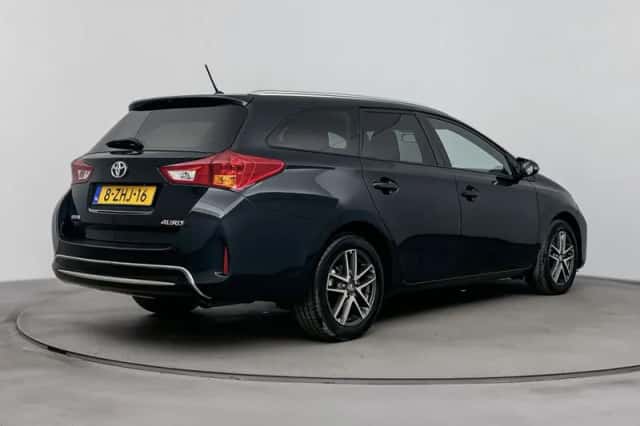 Toyota Auris (2015) thumbnail 2