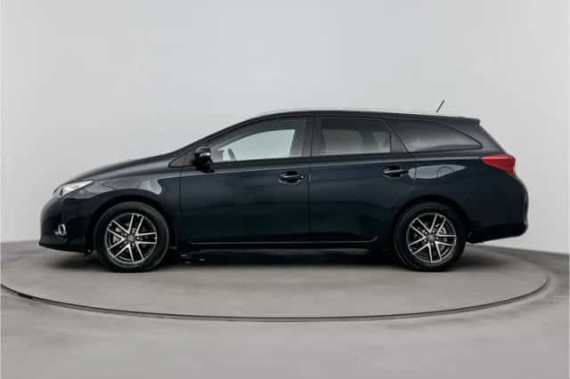 Toyota Auris (2015) thumbnail 3