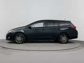 Toyota Auris (2015) thumbnail 3