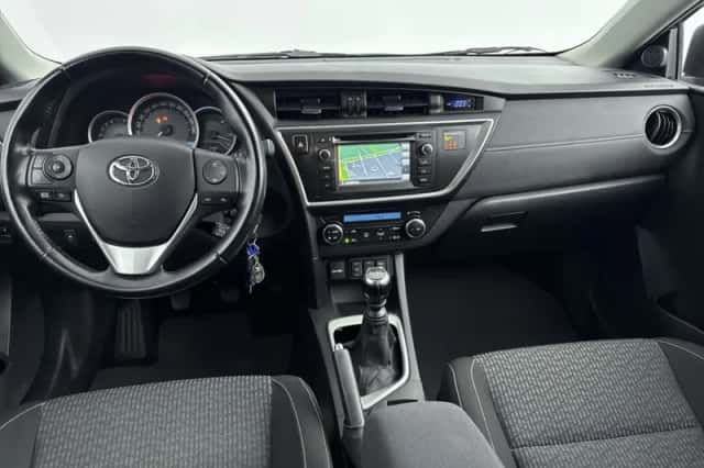 Toyota Auris (2015) thumbnail 4
