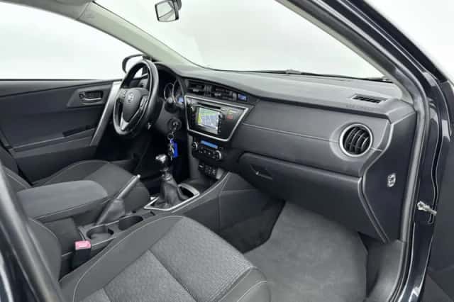 Toyota Auris (2015) thumbnail 6