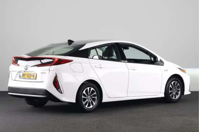 Toyota Prius (2017) thumbnail 2