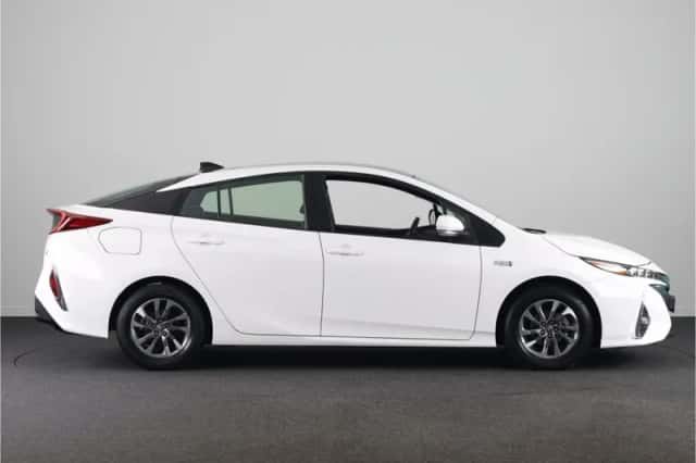 Toyota Prius (2017) thumbnail 3