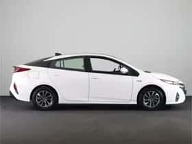 Toyota Prius (2017) thumbnail 3