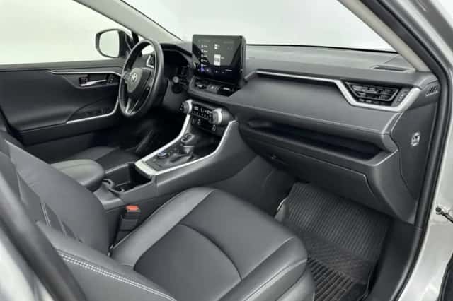 Toyota RAV4 (2024) thumbnail 6