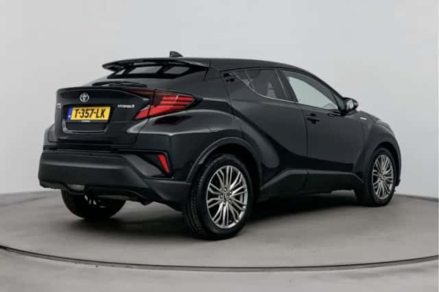 Toyota C-HR (2022) thumbnail 2