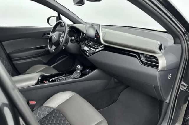 Toyota C-HR (2022) thumbnail 6