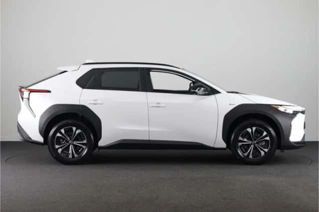 Toyota bZ4X (2025) thumbnail 3