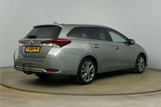 Toyota Auris (2017) thumbnail 2