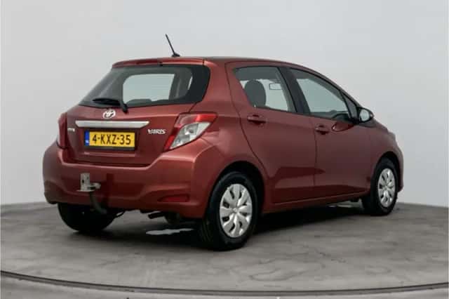 Toyota Yaris (2013) thumbnail 2